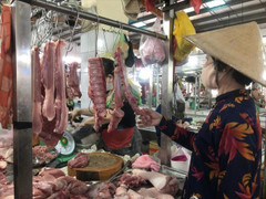 Giá xăng giảm sâu, vì sao giá hàng thiết yếu vẫn cao?