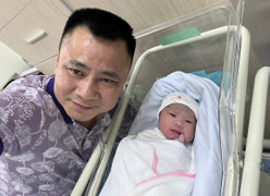 Tự Long xúc động làm thơ đón con trai chào đời