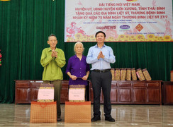 Đài Tiếng nói Việt Nam trao quà cho gia đình thương binh liệt sĩ ở Thái Bình
