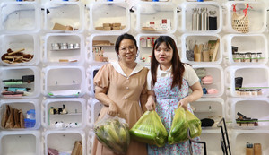 'Tạp hóa xanh' từ rác thải của 2 cô gái khiếm thị ở TP.HCM