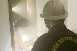 Cứu 9 người mắc kẹt trong vụ cháy nhà giữa đêm ở Hà Nội