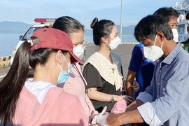 Đón 5 ngư dân Bình Thuận sống sót kỳ diệu sau 12 ngày đêm lênh đênh trên biển