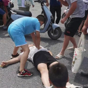 Xúc động cảnh cậu bé cố gắng ép tim, hồi sức cho mẹ gặp tai nạn