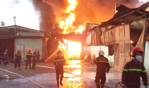 Cháy lớn tại tổng kho Công ty CP Vật tư vận tải xây lắp Điện lực miền Trung