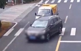 Video: Cậu bé 12 tuổi lấy xe của bố, chở em gái với vận tốc 120km/h