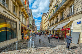 Pháp yêu cầu các cửa hàng có điều hòa nhiệt độ đóng kín cửa