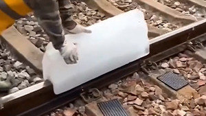 Video: Nắng nóng 44 độ C, công nhân dùng nước đá làm mát đường ray