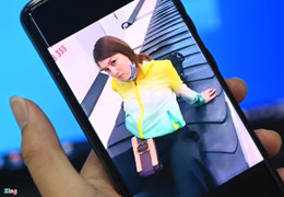 Nữ khách ngồi khiếm nhã trên băng chuyền hành lý sân bay