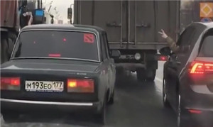 2 tài xế gàn oẳn tù tì để giành quyền đi trước