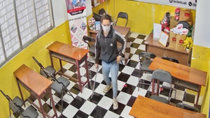 Video: Nam thanh niên dùng gậy sắt đập phá đồ đạc trung tâm sát hạch lái xe