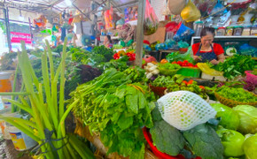 Giá xăng liên tiếp giảm sâu, giá hàng hóa vẫn diễn biến lạ lùng