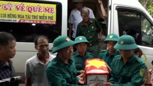 Video: Chuyến xe nghĩa tình đưa hài cốt liệt sĩ về với quê mẹ