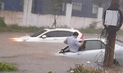 Cả loạt xe máy bị cuốn phăng sau mưa lớn ở Đồng Nai