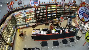 Video: Bắt nam thanh niên cầm hung khí xông vào cửa hàng cướp tài sản