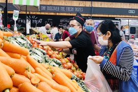 Chuyên gia: Tư thương trục lợi, người mua thỏa hiệp làm giá hàng hóa khó giảm