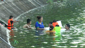 Video: Nắng nóng gay gắt, người dân đổ ra hồ tắm giải nhiệt 