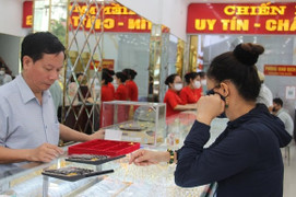 Giá mua - bán vàng chênh lệch tới 2 triệu đồng/lượng, người 'ôm' lỗ nặng