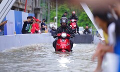 Nhiều người chọn xe máy điện VinFast để ứng phó với mùa mưa ngập