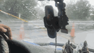 Video: Hài hước cảnh thanh niên dùng dây diện kéo cần gạt nước ô tô