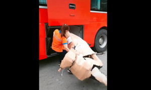 Cô gái siêu khỏe bê cả xe máy nhét vào cốp ô tô