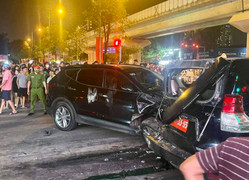 Hà Nội: Ô tô 7 chỗ tông hàng loạt xe, một người tử vong