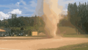 Video: Lốc xoáy 'nhảy múa' trên sân bóng