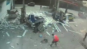 Video: Ô tô bất ngờ nổ tung, hất văng người đàn ông lên không trung ở Brazil