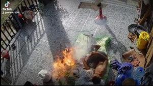 Khoảnh khắc lửa bất ngờ bùng lên cạnh 1 thanh niên đang ngủ chỉ trong tích tắc