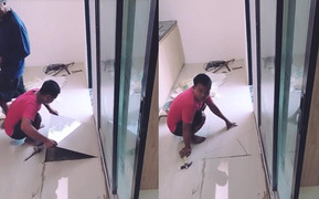 Anh thợ xây sững sờ vì bạn chơi khăm