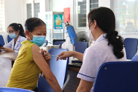 Ảnh: TP.HCM đẩy nhanh tiêm vaccine phòng COVID-19 mũi nhắc lại