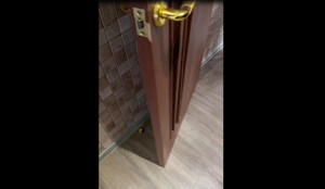 Cánh cửa có tiếng kêu gây ám ảnh