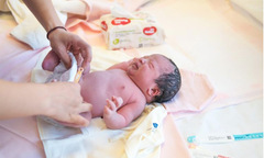 Kêu than vì vợ sinh con gái, ông bố bị 'ném đá' đến mức phải ngừng kinh doanh