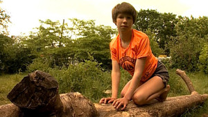 Cô gái được nuôi lớn bởi bầy chó và bi kịch đi tìm lại cuộc sống con người