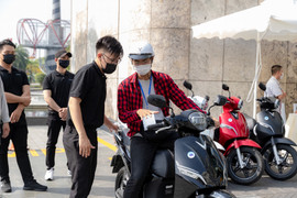 Khách hào hứng trải nghiệm phần mềm mới trên xe máy điện VinFast