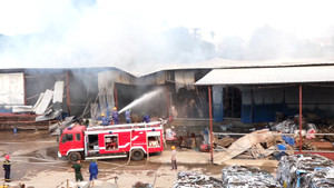 Video: Cháy kho giấy rộng 2.000 m2 ở Phú Thọ