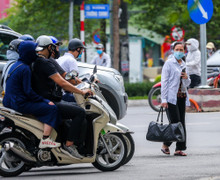 Hầm đi bộ ở Hà Nội bị bỏ quên, nhiều người bất chấp nguy hiểm qua đường