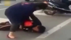 Video: Người phụ nữ hạ gục tên trộm bằng 'liên hoàn tát'