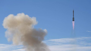 Video: Mảnh vỡ tên lửa vũ trụ khổng lồ của Trung Quốc bốc cháy trên Ấn Độ Dương