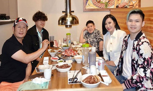 Sao Việt 1/8: Bằng Kiều đi chơi cùng vợ cũ và các con trai