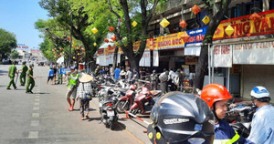 Video: Bất chấp nguy hiểm, nhiều người lao vào nhặt vàng tên cướp ném ra đường