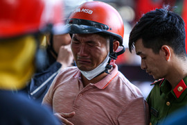 Cảnh sát Phòng cháy chữa cháy Hà Nội bật khóc khi biết tin đồng đội hy sinh