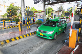 Video: Nhiều tài xế phải dừng dán thẻ ETC trong ngày đầu thu phí không dừng