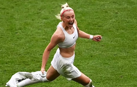 Nữ cầu thủ cởi áo ăn mừng bàn thắng giúp tuyển Anh vô địch EURO 2022