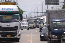 TP.HCM: Ùn tắc kéo dài, BOT An Sương phải mở thêm làn thu phí tiền mặt