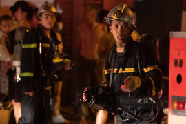 Lính cứu hoả nén nỗi đau mất đồng đội, căng mình dập lửa trong đêm