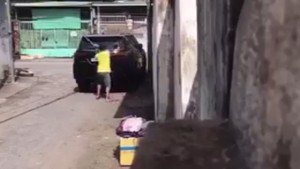 Video: Người đàn ông đập phá ô tô vì 'chướng mắt'