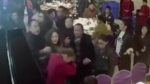 Video: Mang đồ ăn chậm, nữ nhân viên bị khách đánh tới tấp