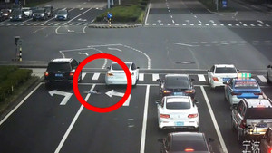 Video: Bé gái Trung Quốc rơi xuống đường cao tốc từ cửa xe ô tô