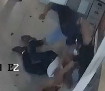 Ca sĩ Chế Phi say xỉn, bị đánh hội đồng tại sảnh thang máy chung cư