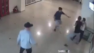 Video: Con trai ca sĩ Chế Linh bị đánh hội đồng tại chung cư ở TP.HCM